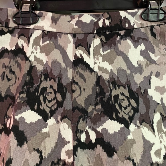 Isaac Mizrahi Live Tall 24/7 Stretch Bermuda Shorts Black Floral 8-Tall - Picture 4 of 6